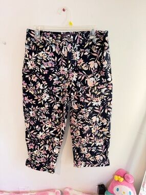 Gloria Vanderbilt Black Floral Capris with Pink, Cream & Lavender